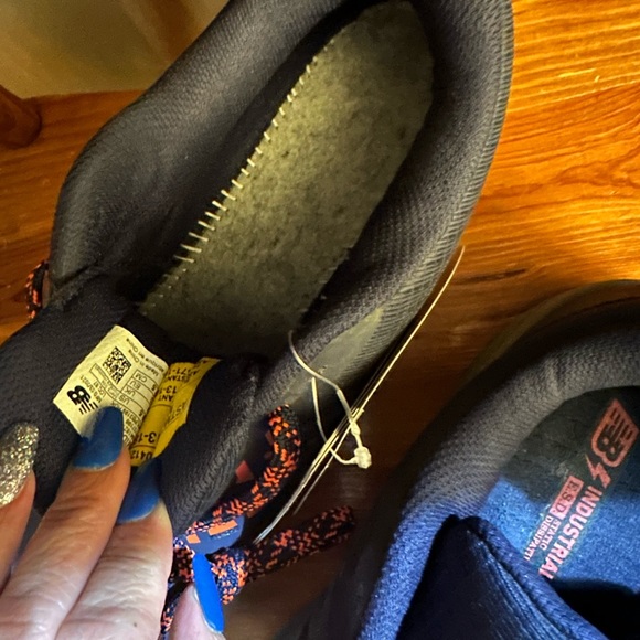 Men’s New Balance with toe protection - Picture 2 of 4